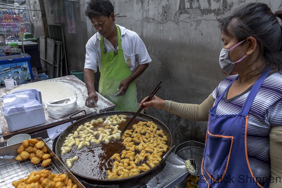 Frying pa tong go, a Chinese style doughnut