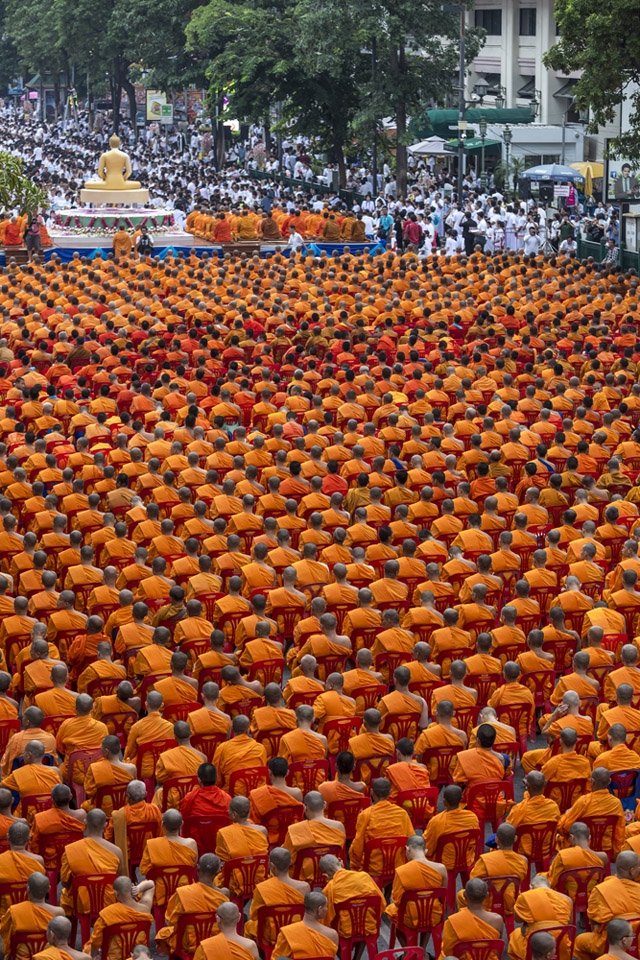 Mass almsgiving ceremony, Bangkok