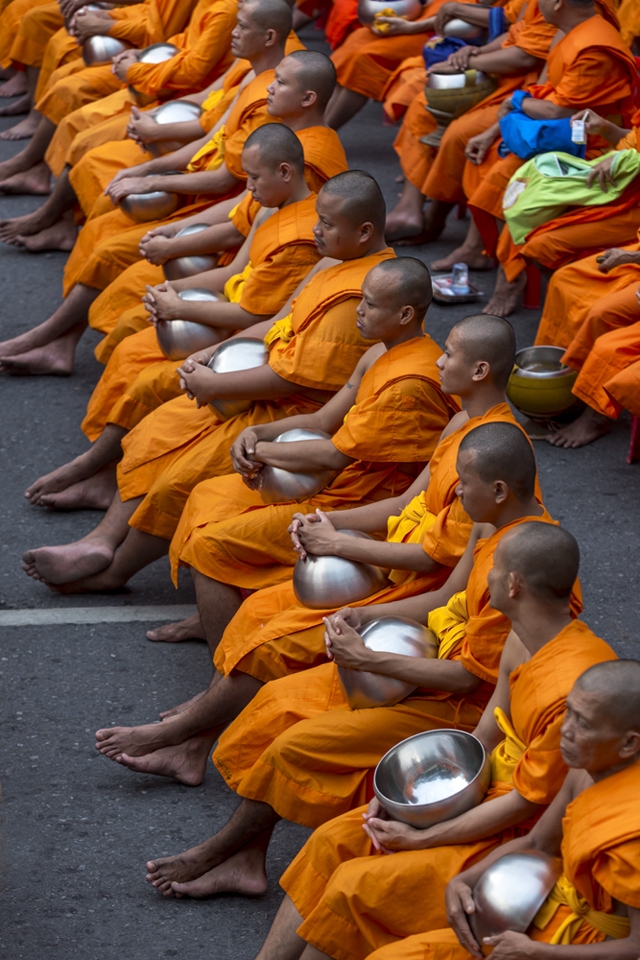 Mass alms-giving ceremony, Bangkok