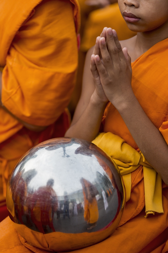 Mass almsgiving ceremony, Bangkok