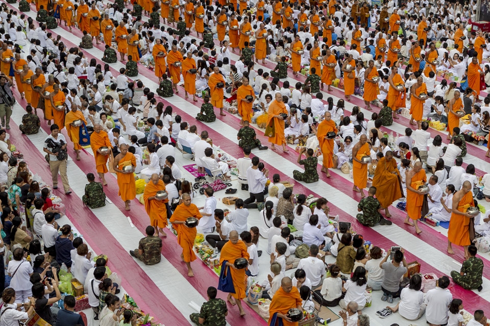 Mass almsgiving ceremony, Bangkok