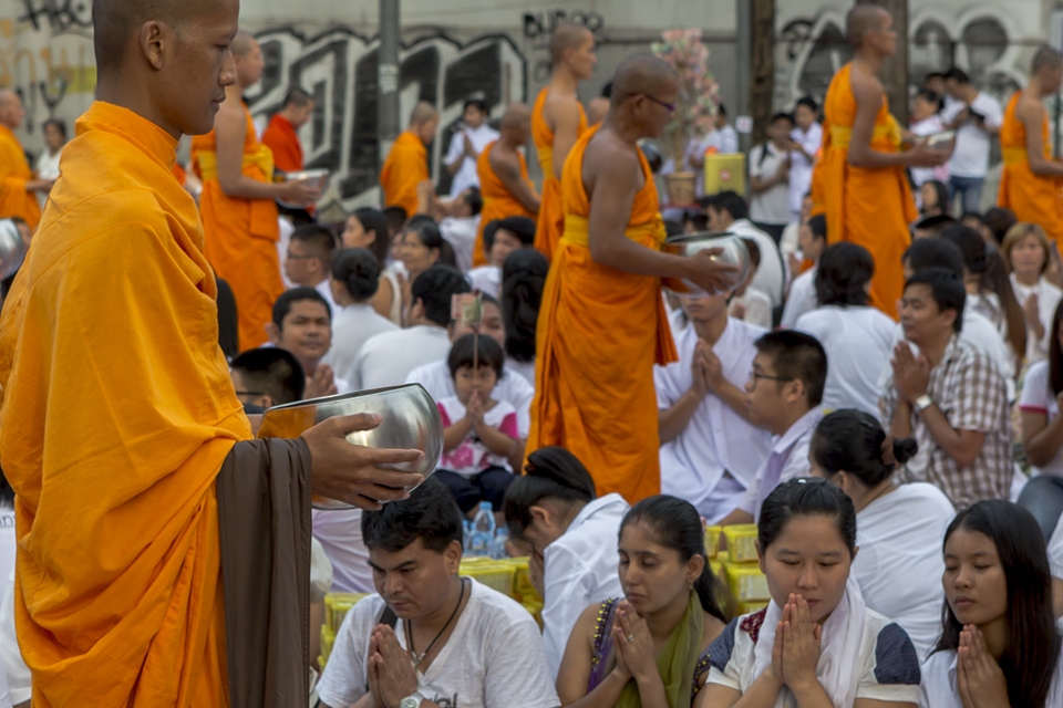 Mass almsgiving ceremony, Bangkok