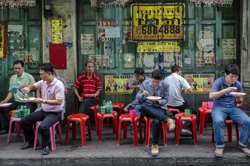 Bangkok street dining in Chinatown.