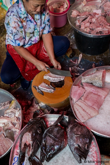 vendor-selling-fresh-fish-bangkok